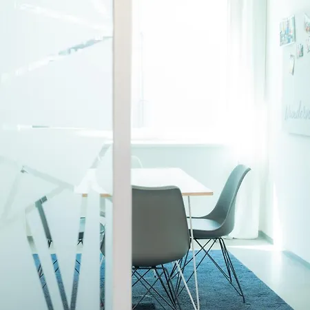 Charmante Fuer 2 Personen In Zentrumsnaehe X Privater Parkplatz X Hochwertige Coworking-arbeitsplaetze Im Haus 인스브루크