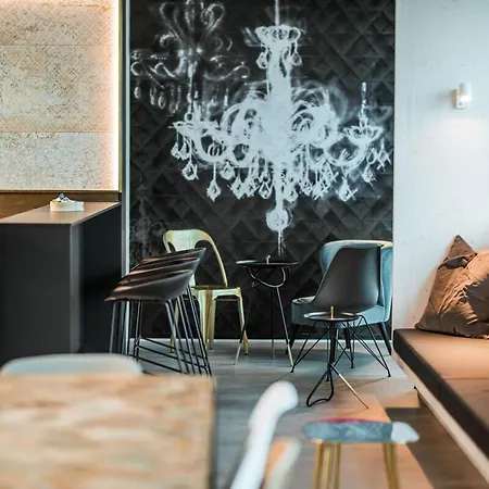 Charmante Fuer 2 Personen In Zentrumsnaehe X Privater Parkplatz X Hochwertige Coworking-arbeitsplaetze Im Haus 아파트 *