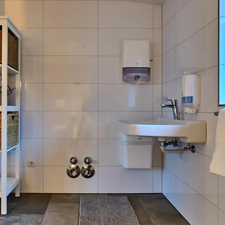 Charmante Fuer 2 Personen In Zentrumsnaehe X Parkplatz X Coworking-arbeitsplaetze Im Haus 아파트