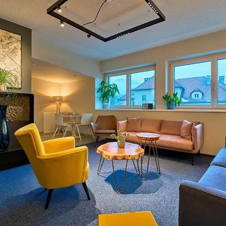 아파트 Charmante Fuer 2 Personen In Zentrumsnaehe X Privater Parkplatz X Hochwertige Coworking-arbeitsplaetze Im Haus 인스브루크